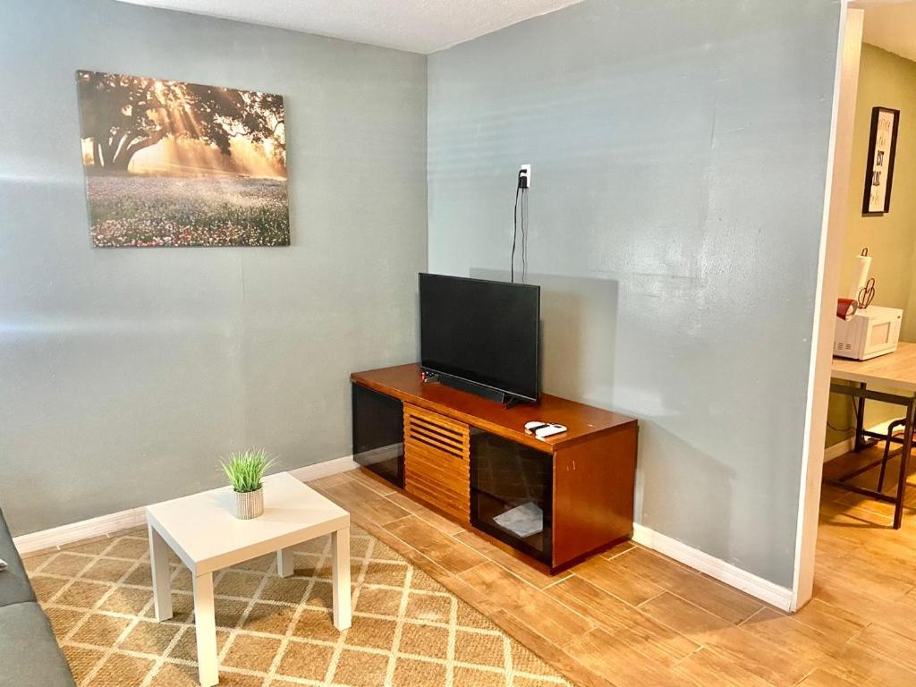 Four Different Options At One Great Location-- 1 - Spacious 3 Bed 2 Bath House Or 2- 2Nd Floor 2 Bed 1 Bath Guesthouse Or 3- 1St Floor Studio Or 3- A Tiny Home Rv Tampa Exterior foto